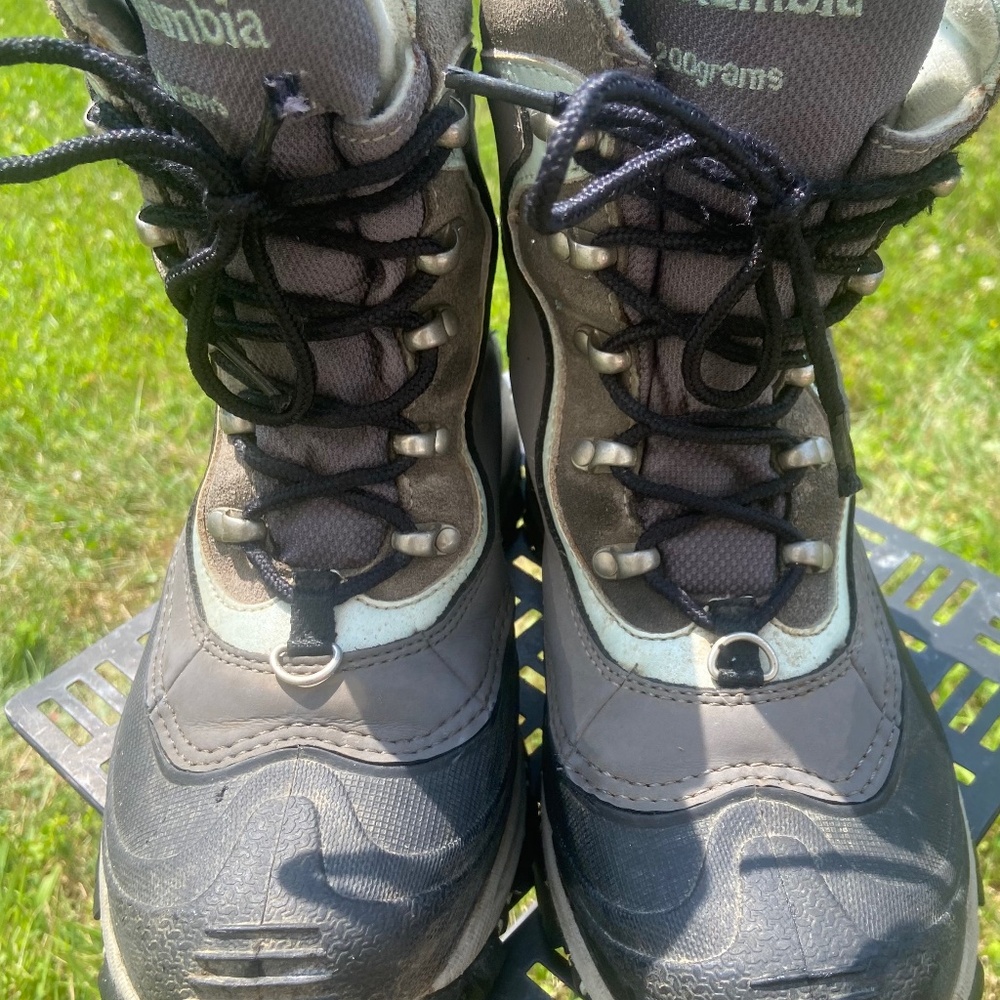 Womens Columbia 200 grams hiking boots size 7.5 or 39.5 Very  good condition, on
